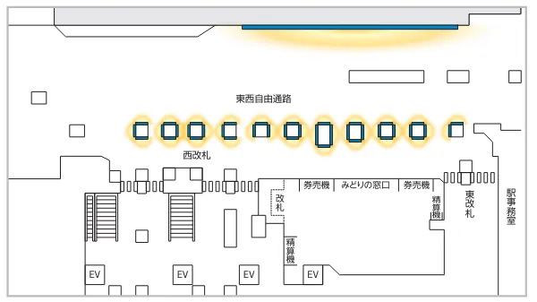 位于新宿地铁站东西自由通道上的电子屏 位于新宿地铁站东西自由通道上的电子屏